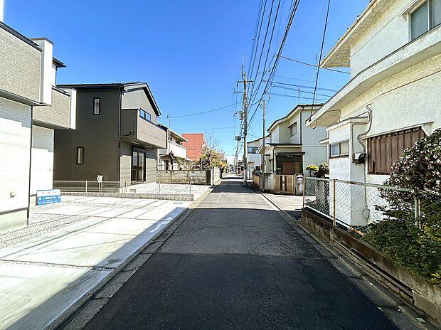 【【前面道路】】スーパーやコンビニなど商業施設も徒歩11分圏内にあり、お買い物に困らない暮らしやすい住環境！