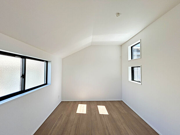 【【Room：2号棟】】太陽光パネルが搭載された長期優良住宅の高仕様な住まいとなってます。
発電した電気を自宅で使用することで、電気代の節約になります！