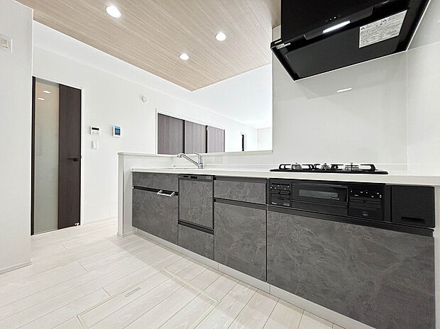 【【Kitchen】】開放感あるカフェスタイルのおしゃれなフルオープンキッチン採用！リビング全体が見渡せられるので、子供の様子を見ながら、家族との会話を楽しみながら料理ができます！