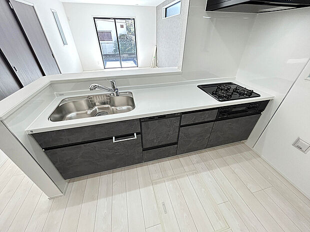 【【Kitchen】】あると便利な食洗器搭載キッチン。手洗いの時間や労力を大幅に削減でき、家事の効率化が図れ、空いた時間に他の作業やのんびり家族との時間が増えます。