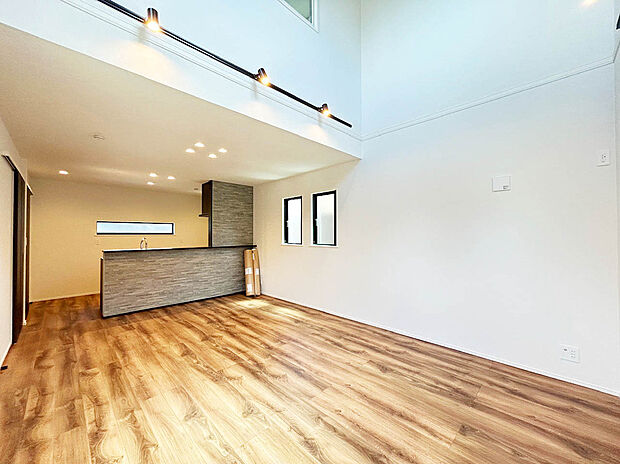 【【LDK：17.3】】床暖房が搭載されているので冬場でも足先が冷えることなく、温かく過ごすことが出来ます。