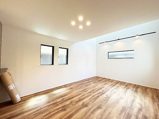 【【LDK：17.3】】デザイン性のある照明がリビングをさらに居心地の良い空間に創り上げます。