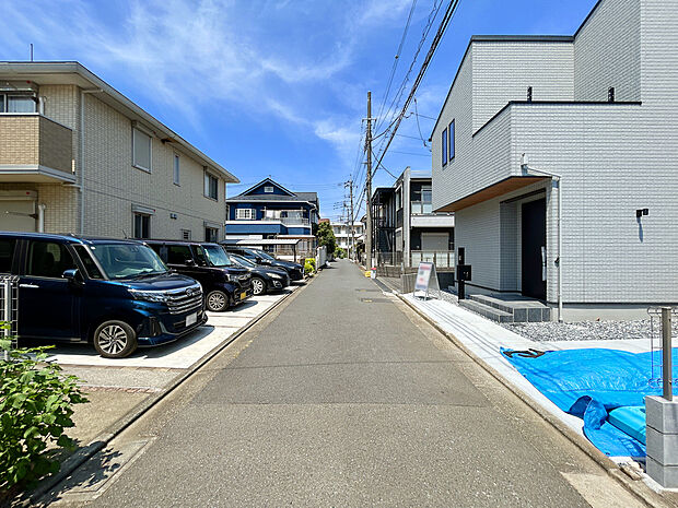 【【前面道路】】幼稚園や保育園など徒歩7分圏内にあり、小さなお子様がいる子育て世帯も安心して暮らせる住まいとなっております。