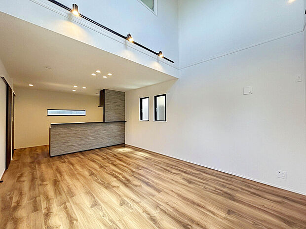 【【床暖房】】リビングに床暖房が標準設備しているため、冬場の寒い時期でも足元から温まることが出来ます。埃が舞う心配も減り、小さなお子様も安心して過ごすことが出来ます。