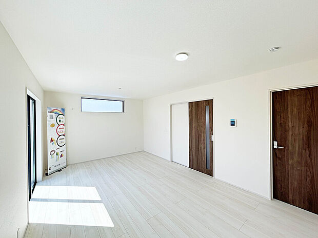 【【LDK 18帖：1号棟】】南向きの採光で陽当たり良好。日中は柔らかな陽射しが降り注ぐ居心地の良い空間。