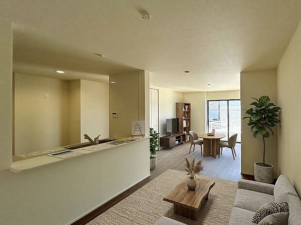 【【LDK 15.5帖：2号棟】】キッチンからも洗面室や浴室へアクセス可能な家事効率を重視した造り。