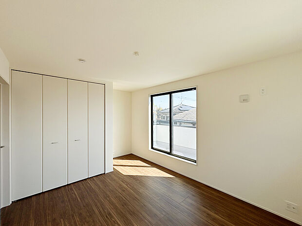 【【Room 7.75帖：2号棟】】全居室収納付きなので、収納を活用することで空間をより広く快適に保つことが可能です。