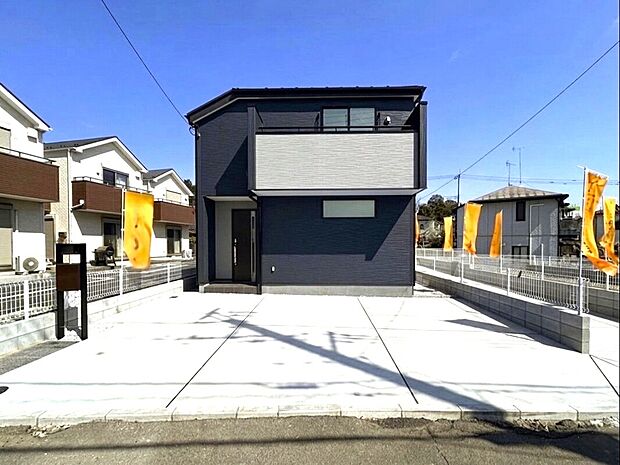 【【外観：1号棟】】全居室南向き、Pantryや納戸が備わった収納豊富なプランニング。