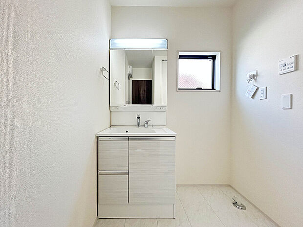 【【Wash Room】】機能美とデザイン性を両立させた3面鏡付の洗面化粧台。視覚的に広がり感を持たせるだけでなく、機能的にも優れています。