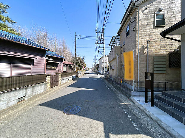 【【前面道路】】コンビニ徒歩5分、スーパー徒歩11分で利用可能な距離にあり、日々のお買い物や休日のまとめ買いなども行き来しやすい便利な住環境です。
