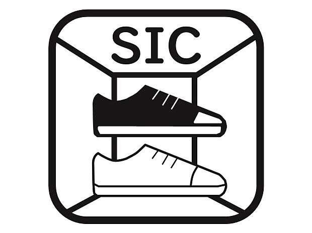 【【シューズインクローゼット】】靴だけでなく、ベビーカーや遊び道具なども一緒に収納できます。扉があるので、来客があってもプライバシー性のある収納となっています。