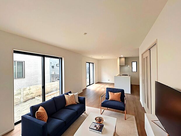 【【LDK:B号棟】】2面採光で陽当たり・通風良好な過ごしやすい空間。※本画像はCG加工により家具配置しています。