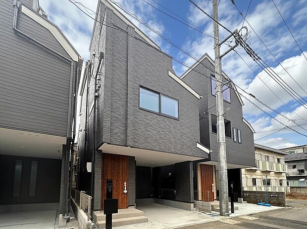 【【外観：2号棟】】南向きのリビングルームになっており、陽光が差し込みやすく、明るく暖かな空間を創り出します。