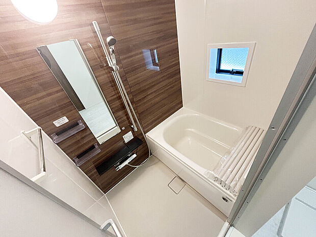 【【Bath Room：1号棟】】浴室乾燥機付きバスルーム。雨の日や花粉の季節などでも衣類の乾燥もできて便利です。