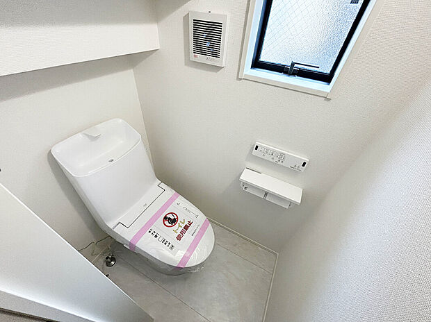 【【Toilet：1号棟】】ウォシュレット機能付きトイレ。清潔感を保つことができます。