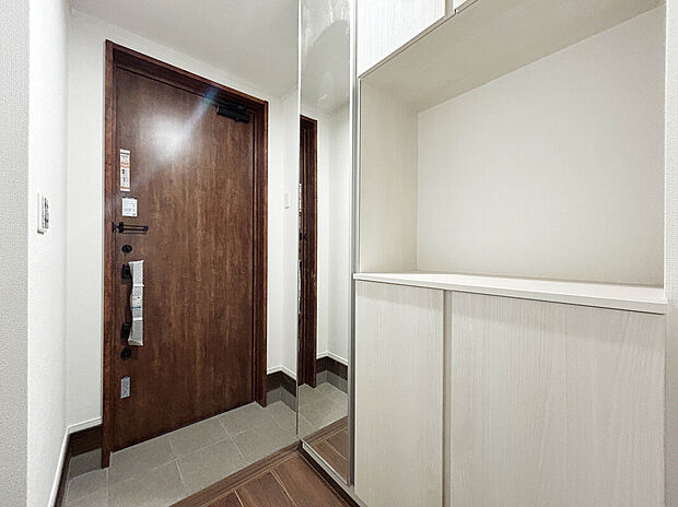 【【Entrance：1号棟】】鏡面仕上げシューズボックスが備わっており、お出掛け前に髪型や服装をチェックすることができます。