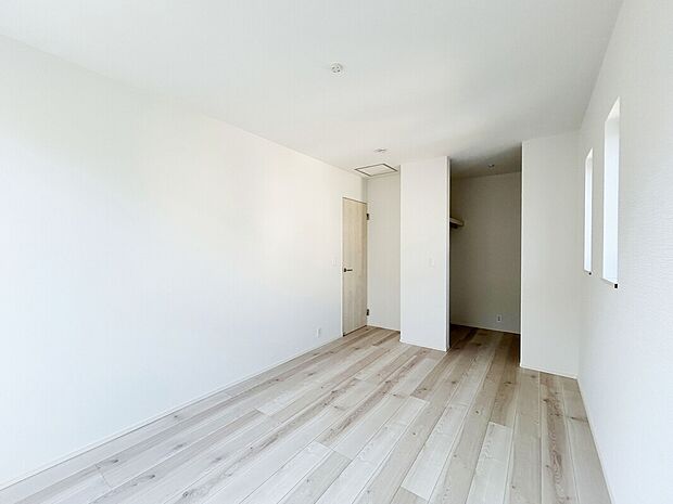 【【施工例：Room】】スーパーやコンビニなど商業施設は徒歩7分圏内にあり、日々のお買い物や休日のまとめ買いなども行き来しやすい距離で便利な住環境です。