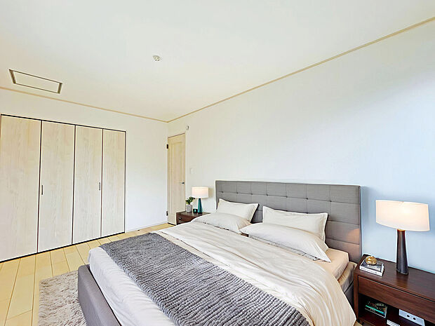 【【施工例:Room】】食洗機搭載のシステムキッチンを採用。リビング全体を見渡すことができるカウンターキッチン仕様。キッチン横にはスペースがあるので、収納棚を置くこともできます。