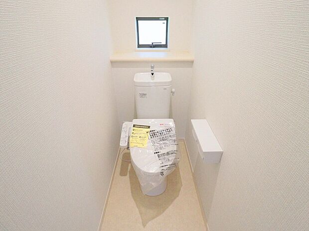 【【施工例：Toilet】】各階にトイレがあるので、朝慌ただしい時間帯に混む心配が減ります。わざわざトイレのために階段を昇り降りをせずに済みます。