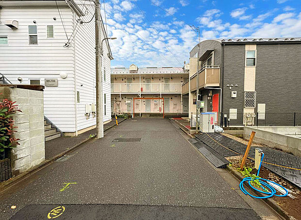 【【外観：5月下旬撮影】】駅付近には「クイーンズ伊勢丹」や「ブロードスクエア仙川」などの買い物施設が充実。徒歩4分地には「いなげや」があり、気軽に買い物へ出かけることができます。