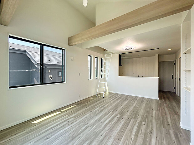 【【LDK：17帖】】小屋裏収納付きで家の空間を効率的に活用でき、収納力を大幅にアップさせることができます。限られた住宅面積を最大限に活用したい人にとって、非常に役立ちます。