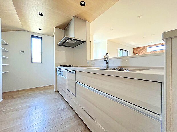 【【施工例：Kitchen】】リビングで遊ぶお子様を見守りながらお料理ができる対面キッチンを採用しました。