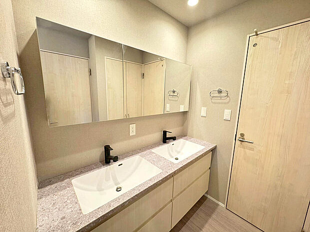 【【施工例：Wash Room】】機能美とデザイン性を両立させた3面鏡付の洗面化粧台。視覚的に広がり感を持たせるだけでなく、機能的にも優れています。