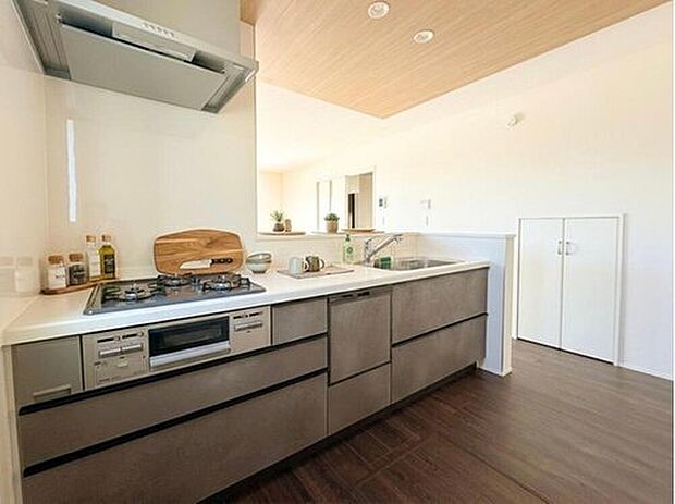 【【建物プラン例:Kitchen】】あると便利な食洗器搭載キッチン。手洗いの時間や労力を大幅に削減でき、家事の効率化が図れ、空いた時間に他の作業やのんびり家族との時間が増えます。
