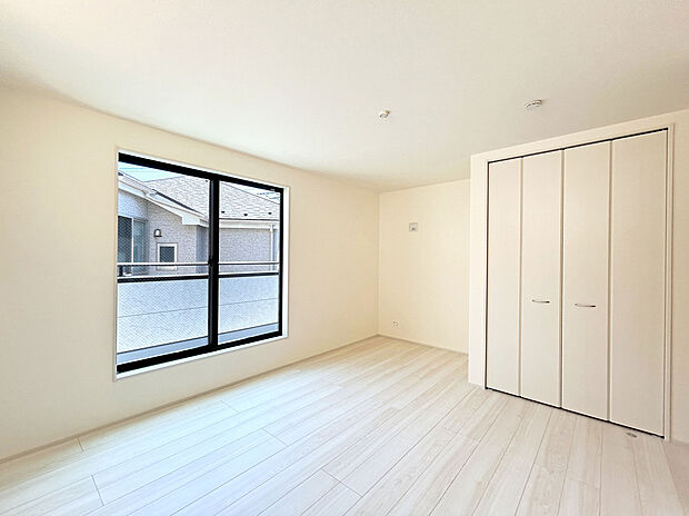 【【Room:8.2帖】】南向きのバルコニーが採用されており、日中の太陽光を取り入れやすいため、部屋が暖かくなり、暖房の使用が減る可能性があります。