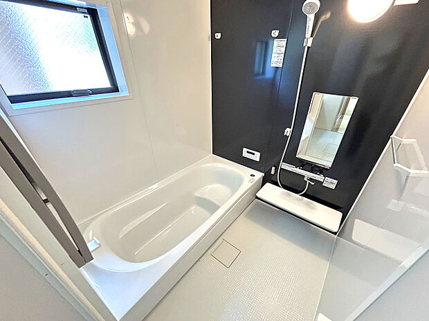 【【浴室暖房換気乾燥機バスルーム】】【浴室暖房換気乾燥機バスルーム】1坪タイプのバスルーム。足を伸ばしてゆったりと浸かれるのはもちろん、洗い場も広さがあるので立ったりしゃがんだりする動作もスムーズに行えます。