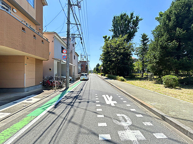 【【前面道路】】玄関を開けた際にも居住空間が直接見えにくいプランニング。来客時や荷物の受け取りの際にも、プライバシーに配慮した設計です。
