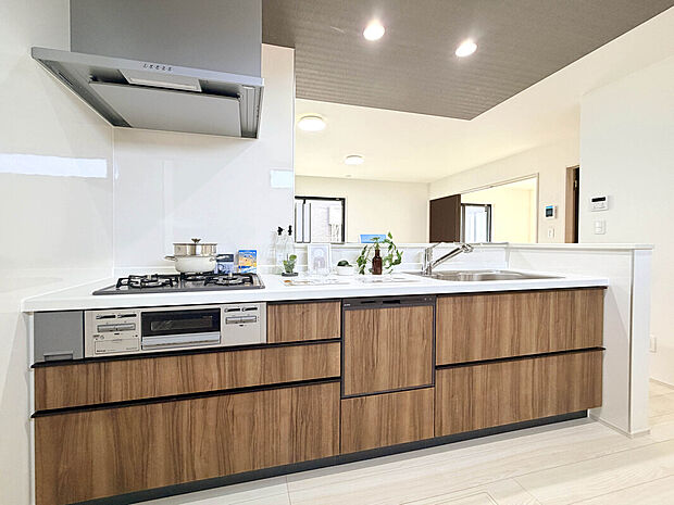 【【施工例:Kitchen】】開放感あるカフェスタイルのおしゃれなフルオープンキッチン採用!リビング全体が見渡せられるので、子供の様子を見ながら、家族との会話を楽しみながら料理ができます!