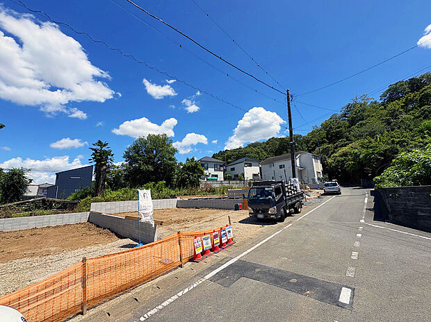 【【外観:8月上旬撮影】】「西多摩郡瑞穂町」の自然豊かで閑静な住宅街に敷地約41坪の整形地物件が限定4棟で誕生!全棟LDK16帖超の3S~5LDKプランにカースペース2台分確保されたゆとりある住まい。