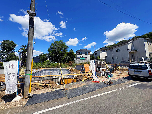 【【外観:8月上旬撮影】】周辺には太陽の日差しを遮る高い建物がなく、採光がしっかり確保できる立地。
車2台駐車しても余裕のある広々とした住まいでお子様と一緒にのびのび暮らせそうです。