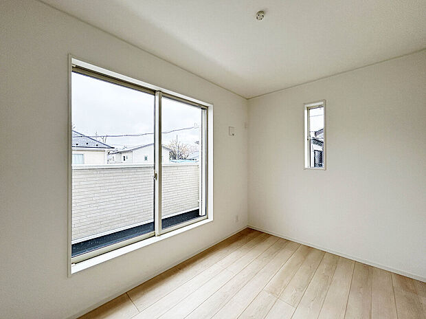 【【施工例:Room】】全室収納スペースを設けた住まい!各居室の衣類や荷物をすっきり整理でき、住空間を有効活用できます。収納力にこだわった、暮らしやすさを実感できる住まい