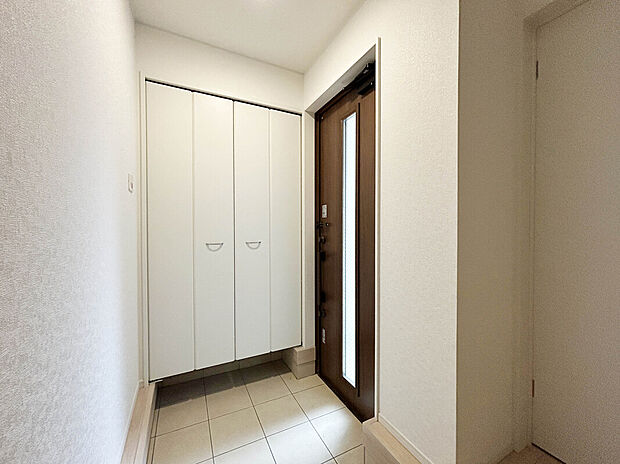 【【施工例:Entrance】】玄関にはシューズボックスを備え、靴をすっきり収納できる使い勝手の良い空間。ご家族の靴もしっかり整理でき、いつでもすっきりとした玄関を保てます。