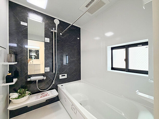 【【建物プラン例:Bath Room】】1坪タイプのバスルーム。足を伸ばしてゆったりと浸かれるのはもちろん、洗い場も広さがあるので立ったりしゃがんだりする動作もスムーズに行えます。浴室乾燥機付きなら悪天候でも衣類の乾燥が可能となります。