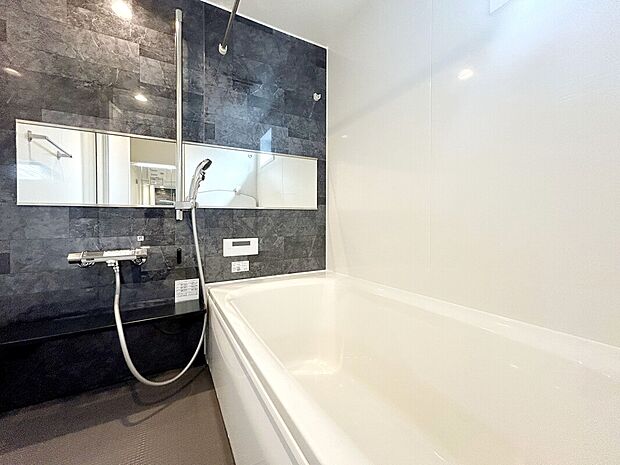 【【施工例:Bath Room】】浴室暖房乾燥機付きで悪天候時の衣類乾燥も可能。年中快適な空間で入浴を楽しめます。