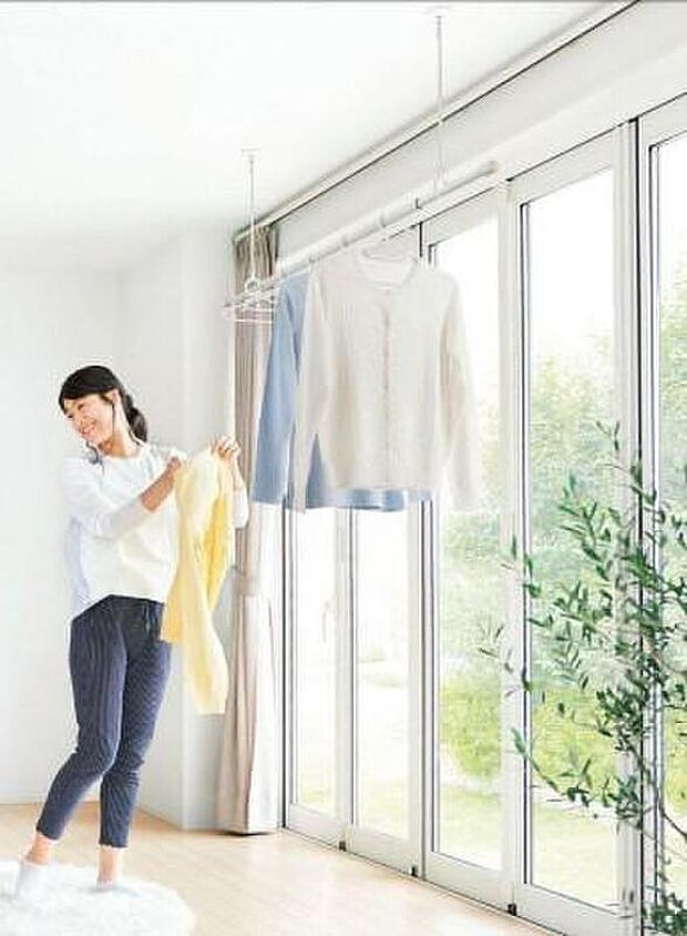 【【室内干しユニット/弊社施工例】】室内物干し付きで急な雨でも室内にサッと洗濯物を移動できます。たっぷり陽が当たる南側で室内干しの際も重宝します。取り外し可能で、使わないときは外しておけます。