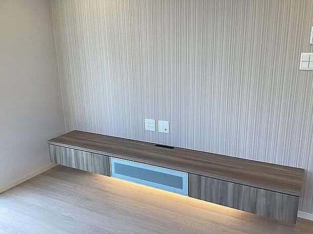 【【TV台/弊社施工例】】備え付けのTV台、アートランバーリフを設置しています。内装にマッチするカラーで、空間に溶け込みます。シンプルなデザインが上質な空間を演出!TV台をわざわざ購入せずに済みます。