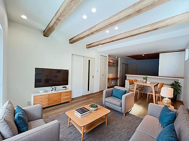 【LDK】18.6帖ある広々LDK　見せ梁がオシャレなくつろぎ空間です　この家具はAI生成によって配置されたものです