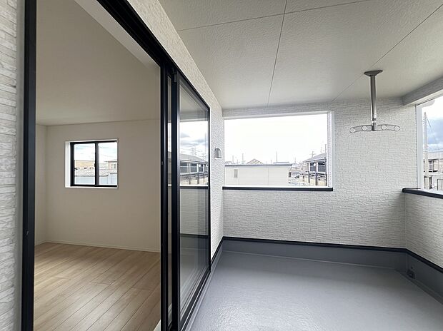 【4号棟インナーバルコニー】雨の日も安心インナーバルコニーです