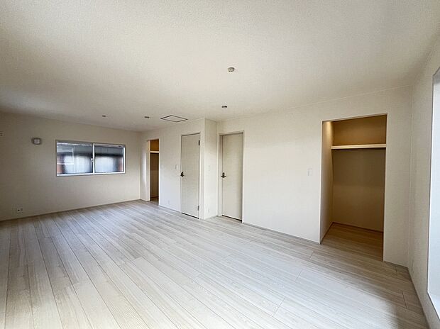 【洋室】7.5帖と6.12帖に分けて使うことのできる洋室　ウォークインクローゼット付き