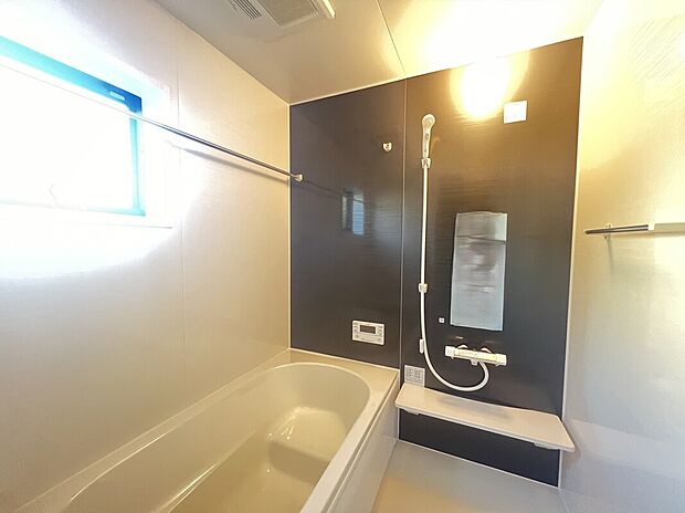 【１号棟　浴室】のびのび入浴できるシステムバス