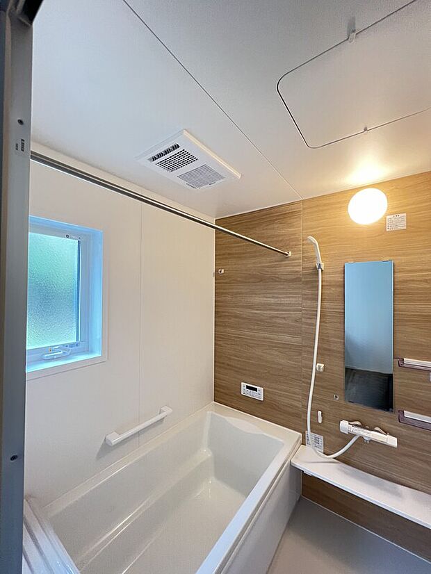 【バスルーム】のびのび入浴できるシステムバス
