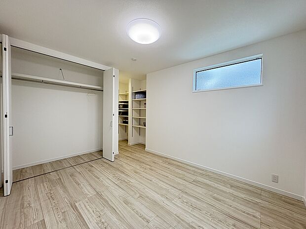 【寝室】たっぷり収納できる大きいクローゼットと収納棚が便利です