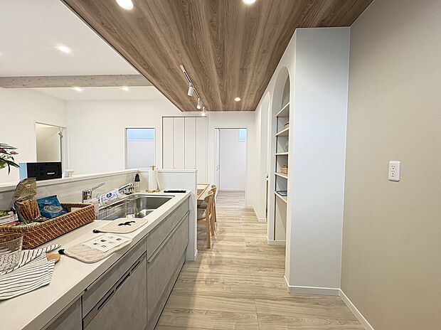 【キッチン】かわいいアーチのキッチン収納棚が備え付けです♪