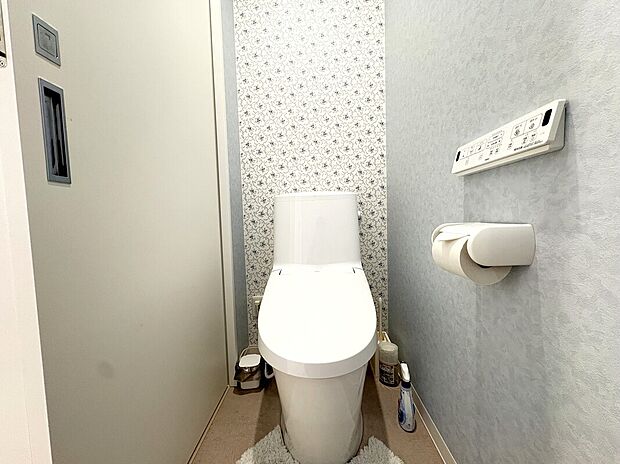 【トイレ】落ち着いたおしゃれなクロスのトイレです