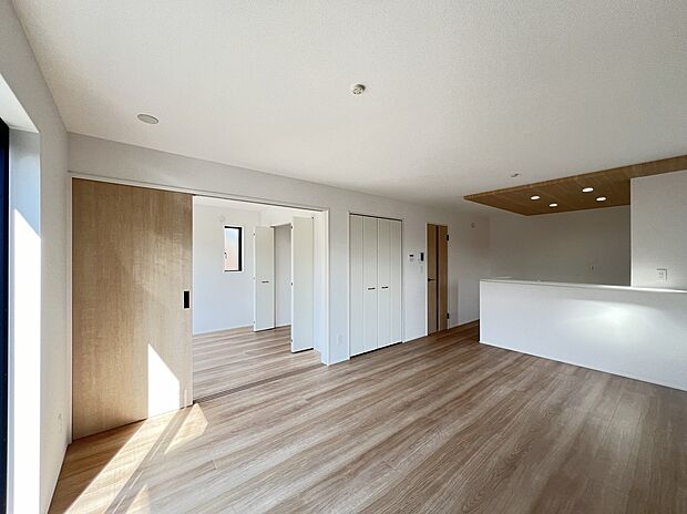 【リビングダイニング】光と開放感に包まれる、家族が集う心地よいLDK