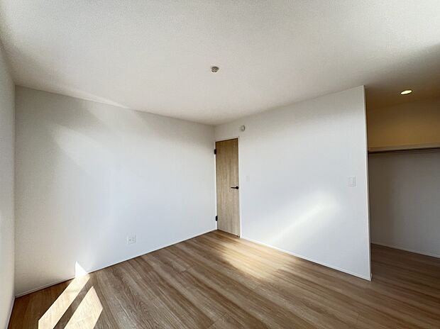 【寝室】やさしい光に包まれる、心安らぐプライベート空間